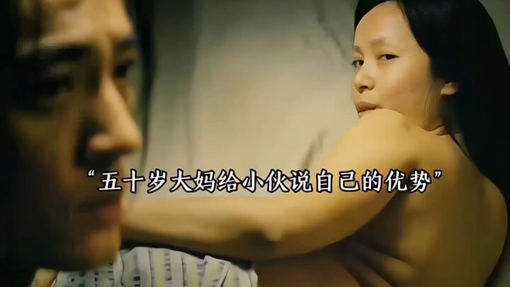 Bà mẹ năm mươi tuổi tận dụng ưu thế của mình để theo đuổi trai trẻ