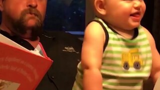 老爸带娃虽然有时候不太靠谱，但宝宝有危险时还是挺靠谱的！