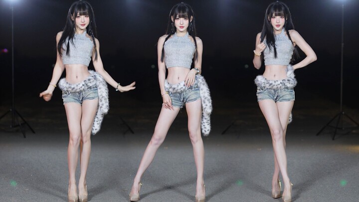 Even passing ants can't stop listening to this song...