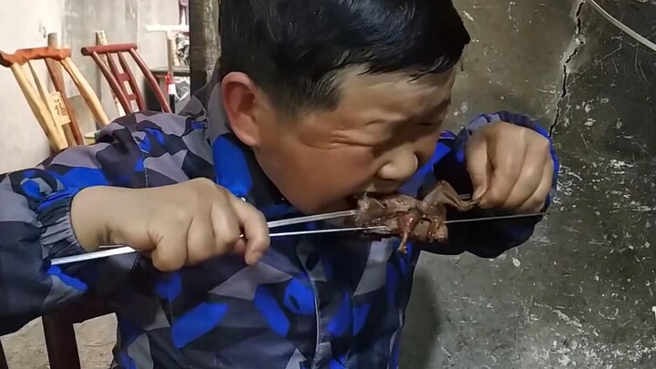 Anak lelaki tua itu satu tahun lebih tua dan bisa membuat sendiri barbekyu besar. Keponakannya memak