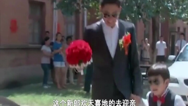 On his wedding day, the mother-in-law stubbornly refused to open the door, so angry that the groom t