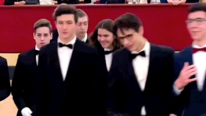 是蹦蹦跳跳奔向你诶~