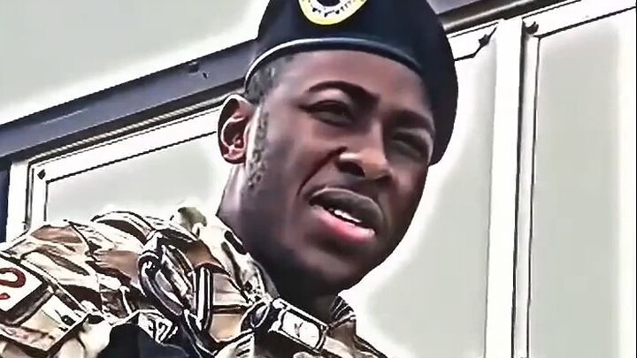 Người lính mù mặt không nhận ra được người chỉ huy thứ hai của căn cứ