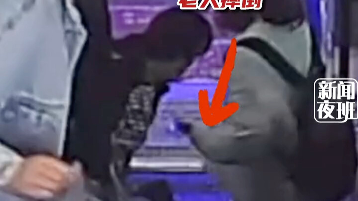 May 16: In Wenzhou, Zhejiang, a man was shopping with his child when he saw an elderly person fall o