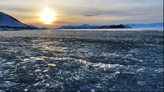นี่คือทะเลสาบไซหลีมู่ในซินเจียง ซึ่งมีปรากฏการณ์น้ำแข็งพัดที่สวยงาม