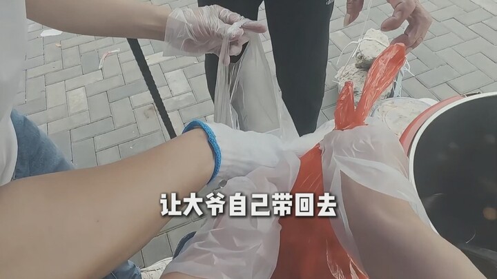 Rơi nước mắt rồi. Hóa ra lần nào ông cụ cũng gọi hai suất cơm trắng, rồi chỉ ăn với nước sôi thôi #b