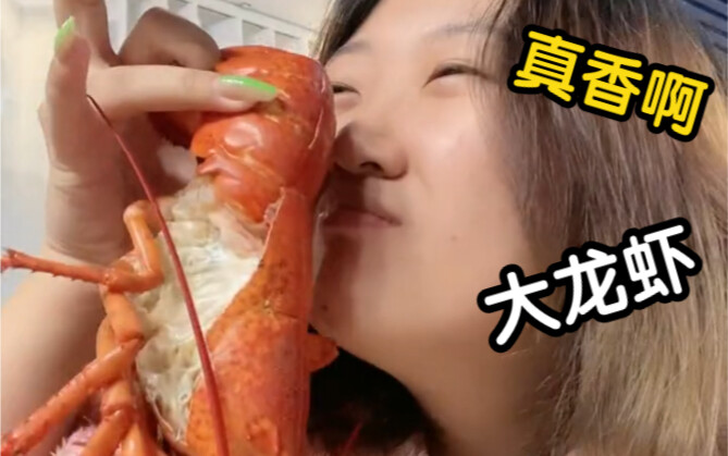Phải nói là con tôm hùm to hơn cả mặt này đúng là ngon tuyệt, chỉ có điều bóc thịt nó hơi khó dùng đ