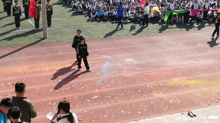 ชมรมเต้นรำของโรงเรียนมัธยมสามก้านโจวเจ๋อดีมากเลย