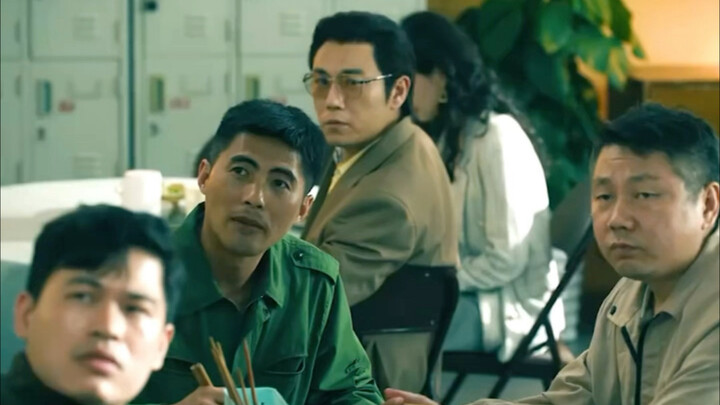 Các nhân viên đột nhiên phát hiện ra rằng người quản lý nhà máy trông giống hệt một tên tội phạm bị 