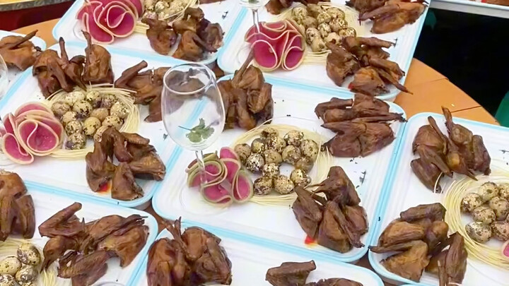 شاب من شاندونغ يوثّق زيارته لحفل "با با" في سيتشوان. بعد الأكل مباشرةً، الشعور بالحرارة من الجهتين، 