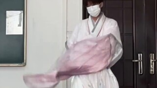 พ่อ! แม่! ฉันกลับมาแล้ว! มาดูการเต้นแบบใหม่ที่ฉันเรียนในโรงเรียนวันนี้สิ!