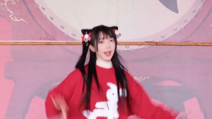 Look at the lucky kitten in our village*/ω＼*)