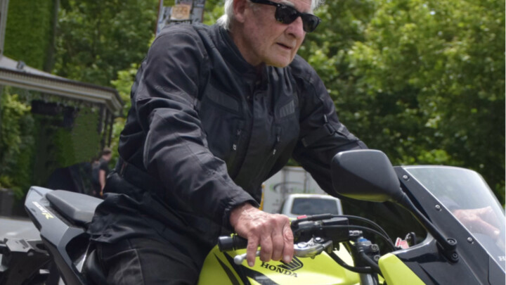 Saat dia mengenakan jaket hitam dan naik ke atas motor, aku dan saudariku langsung berteriak di temp