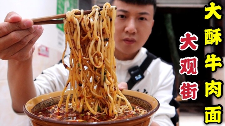 At 3 AM, I’m checking out a place in Kunming serving big, crispy beef noodles for just 13 yuan a bow