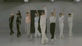【StrayKids】Each time a branding iron speaks a foreign word, he grows 1 cm taller