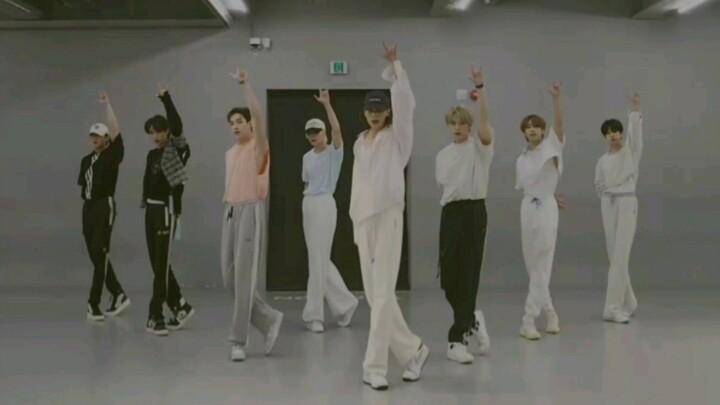 【StrayKids】ทุกครั้งที่เหล็กติดแบรนด์พูดคำต่างประเทศ เขาจะสูงขึ้น 1 ซม.