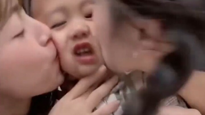 Chỉ hôn nhau hai cái mà đã kỳ quặc vậy sao???