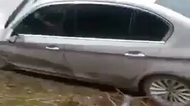 排 水 渠 闯 卡 ！