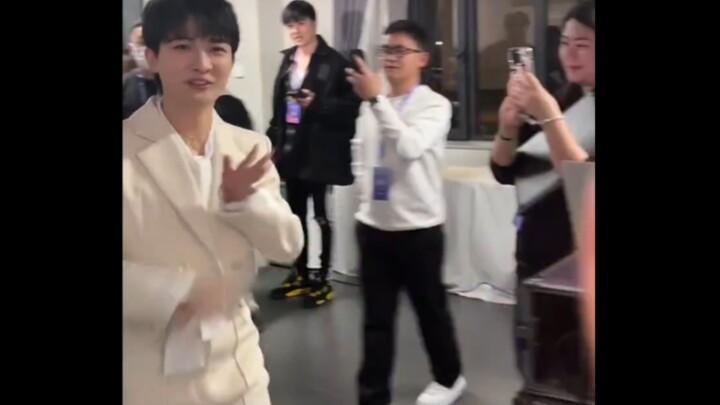 What do the media think about how they started “clipping” Zhou Shen as soon as he showed up?