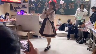 宅舞《向阳》。这周的班级元旦晚会，因为准备的比较仓促，跳的不是很好。中间有忘动作。就加了一些即兴动作