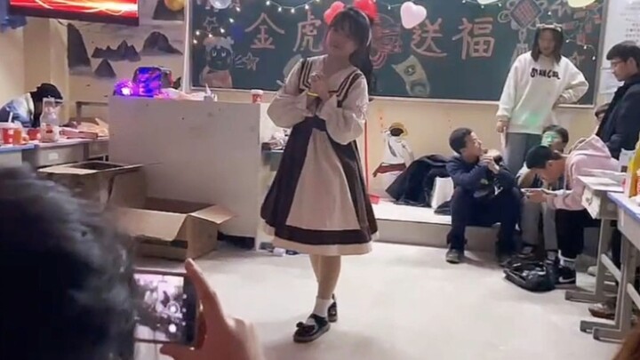 Tarian rumahan "Menuju Matahari". Acara malam Tahun Baru kelas minggu ini, karena persiapannya terla