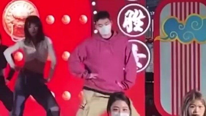 He already slay the stage!👏😯