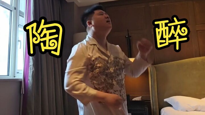 Xie Bin performs "Dance of No-Self-Form Consciousness"