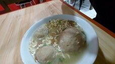 makan bakso telor