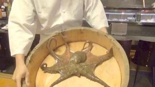 Cùng xem cách đầu bếp Nhật chế biến mực tươi sống