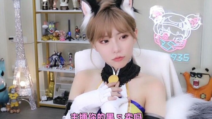 Zhou Shuyi ber-COS sebagai Hu Tao, stoking hitam yang pernah ia pakai dibeli kembali oleh para pengg