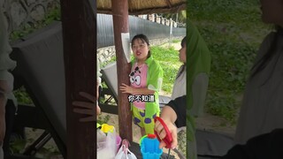 一个连小海鲜都抓不到的人，居然抓到了……#赶海#搞笑 #闺蜜 #vlog#shorts