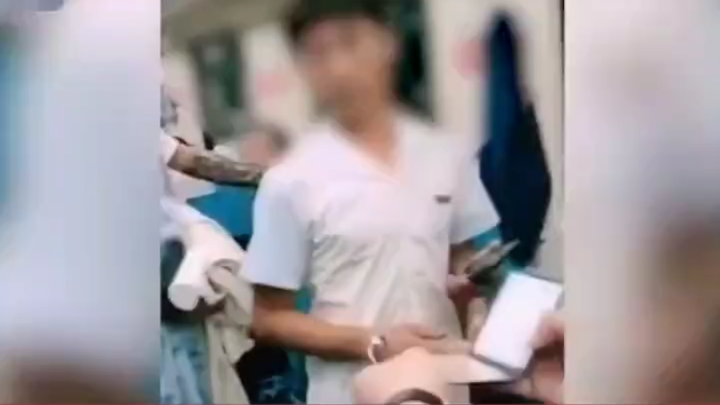 A woman was sleeping on six hard-seat tickets; the standing passenger beside her couldn’t take it an