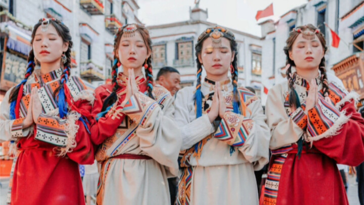 ما الفائدة من محاولة التحدث مع عمّة واحدة؟ إذا كنت ستحاول، فحاول مع أربع فتيات #صور فوتوغرافية بالزي