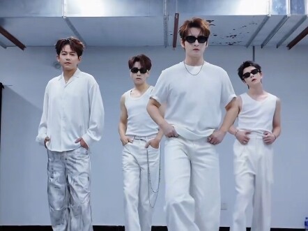 生哥：什么叫扫腿舞？哥几个：请看VCR