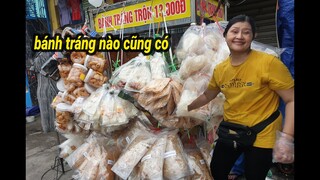 Hơn chục loại bánh tráng trên xe đẩy bánh tráng trộn gần 10 năm của chị Hiếu Hiền