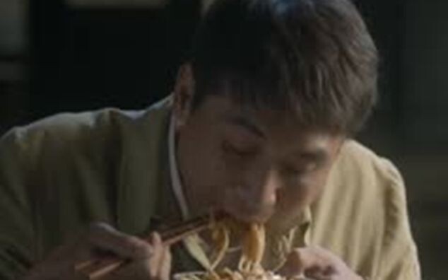 A veteran who just entered the city didn't know the prices and devoured six bowls of fried sauce noo