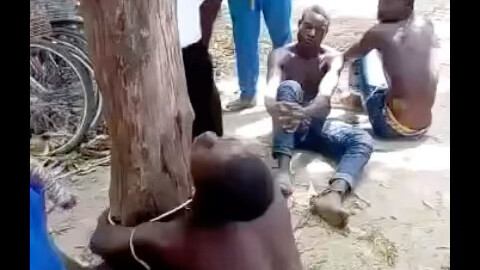 ساحر أفريقي يستخدم السحر التقليدي لطرد الأرواح الشريرة