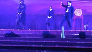 بالطبع، يجب أن نرقص مع الأصدقاء في حفلة 4 مايو