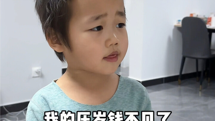 Ông già này thật chẳng đáng tin chút nào, con trai mất tiền mà cũng mặc kệ.