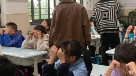 ครูแทบจะไม่หัวเราะเลย เว้นแต่จะห้ามใจไม่ไหวเท่านั้น