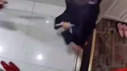 Seorang perempuan memasang kamera di depan pintu rumahnya, tetapi tetangganya tidak terima dan langs