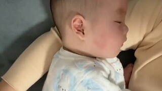 ถังน้ำมันเล็กๆ ซุกตัวอยู่ในอ้อมกอดของแม่อย่างเงียบๆ! เธอสัมผัสความสุขของการเป็นแม่ทุกวัน