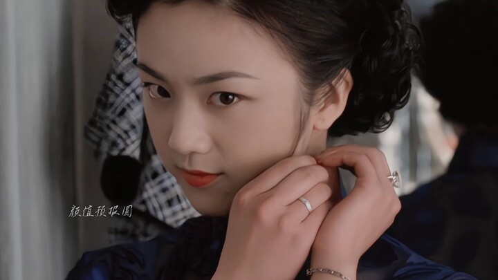 Only a true beauty can wear cheongsam with such charm!