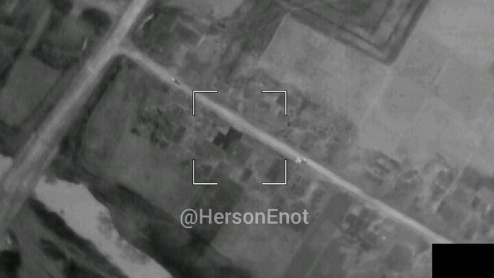 Raccoon paratrooper brothers from Kherson protect the civilian population/来自赫尔松的浣熊伞兵兄弟保护平民