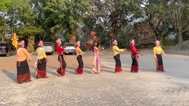 Múa dân tộc Thái, múa xinh quá mọi người ơi! #VideoHayNhất