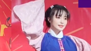 Mặc Hán phục để biểu diễn điệu múa cổ xưa tại một trường đại học Anh