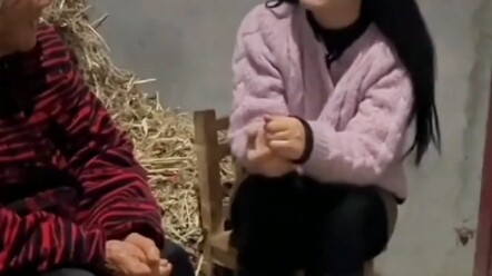 6 Desember, Fuyang, Anhui. Nenek bertanya kepada cucunya mengapa di usia 28 tahun masih belum mau me
