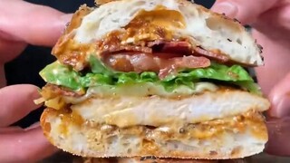 แซนด์วิชไก่เบคอนรสเผ็ดกรอบสุดหรู ครั้งหน้าทำเป็นอาหารเช้าต้องลองเลยนะ