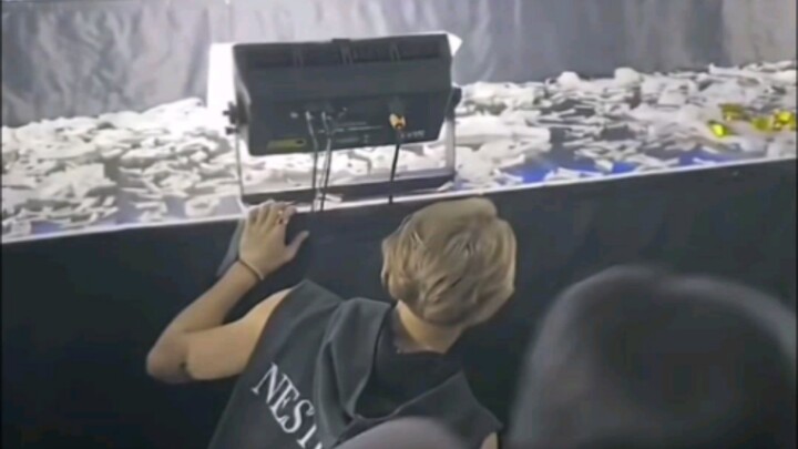 Jackson Wang đùa vui với các thành viên trong nhóm, nhưng Jin Young lại lo lắng anh có bị ngã khỏi s