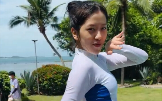 Saluran YouTube Lee Young-ji memperbarui rutinitas tarian lucu IVE-nya dengan Ahn Yu-jin dan Kim Mi-